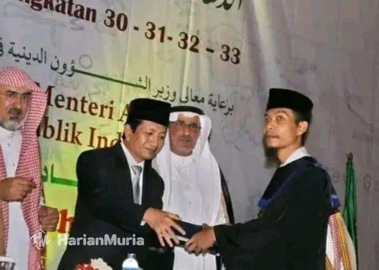 Mengenal Mbah Riyan, Ulama Asal Kudus yang Hidup Sederhana dengan Ratusan Karya - Harianmuria Supriyanto (39) atau Ibnu Harjo Al Jawi yang dikenal sebagai Mbah Riyan semasa menerima lulusan terbaik Lembaga Ilmu Pengetahuan Islam dan Arab (LIPIA) Jakarta angkatan 2013. (Dok. for Harianmuria.com)
