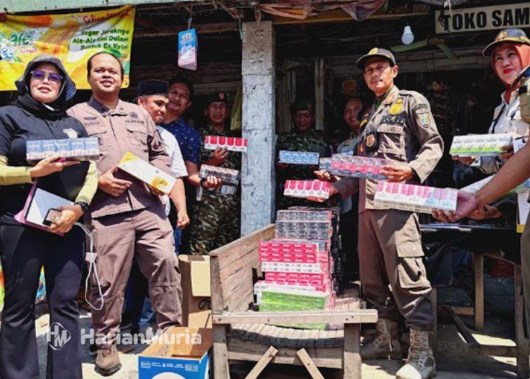 Razia Gabungan di Sulang Rembang, 25.200 Batang Rokok Ilegal Disita dari 1 Toko - Harianmuria Tim gabungan penegakan Barang Kena Cukai (BKC) ilegal saat merazia sebuah toko di Kecamatan Sulang dan ditemukan 25.200 batang rokok ilegal, Kamis, 23 Juli 2026. (Dok. Pribadi/Harianmuria.com)