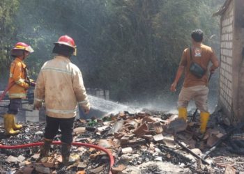 Bakar Sampah Berujung Petaka, Warung di Kaliori Rembang Hangus Terbakar - Harianmuria Bakar Sampah Berujung Petaka, Warung di Kaliori Rembang Hangus Terbakar