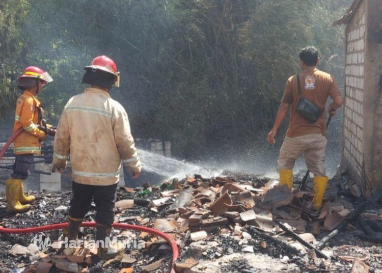 Bakar Sampah Berujung Petaka, Warung di Kaliori Rembang Hangus Terbakar - Harianmuria Petugas BPBD Kabupaten Rembang memadamkan sisa api yang melahap warung milik warga Desa Sendangagung, Kecamatan Kaliori, Kabupaten Rembang pada Jumat, 24 Juli 2026. (Dok. for Harianmuria.com)