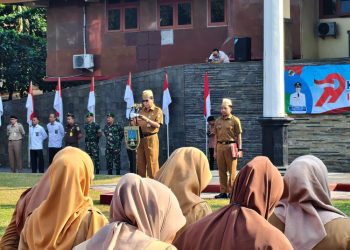 Bagi-Bagi Ratusan Paket Sembako Warnai Peringatan Hari Koperasi ke-79 di Rembang