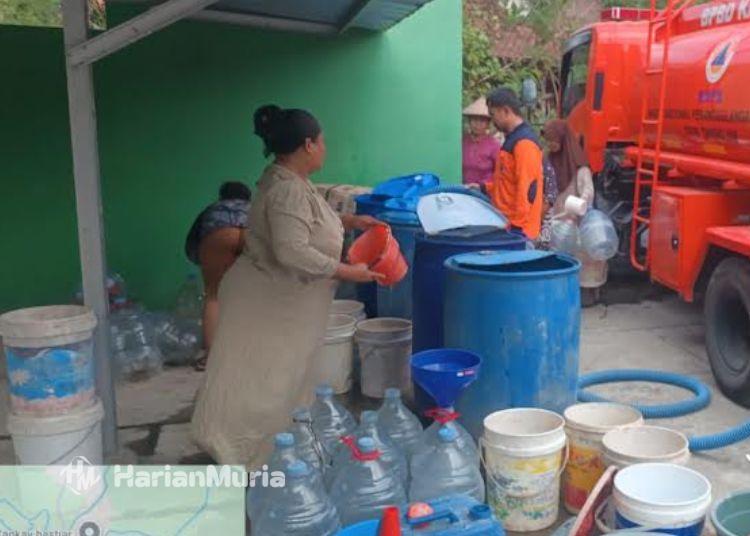 4.802 Warga Jepara di 3 Desa Mengalami Krisis Air Bersih Sejak Juni 2026 - Harianmuria Warga Desa Sumberrejo, Kecamatan Donorojo, Kabupaten Jepara mengantre mendapatkan air bersih pada Rabu, 19 Agustus 2026. (Tomi Budianto/Harianmuria.com)