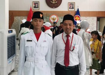 Anak PMI asal Gresik, Adil (kiri) bersama petugas KBRI di Malaysia Shohenudin. (Dok. pribadi)
