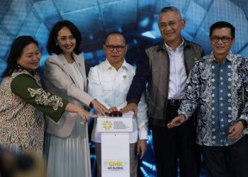 Menteri P2MI Mukhtarudin (tengah) beserta stakeholder Kick Off SMK Go Global bertema “Tingkatkan Kapasitas Pekerja Migran Indonesia Terampil Mendunia” di Balai Diklat Industri (BDI) Jakarta Timur, Rabu (26/8/2026).