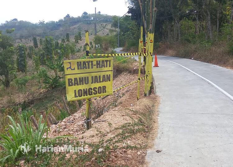Longsor Lagi, Bahu Jalan Randublatung-Blora Akan Diperbaiki Permanen Lewat APBD Perubahan - Harianmuria Rambu peringatan dipasang di lokasi bahu jalan yang longsor di ruas Randublatung-Blora turut Desa Sidomulyo, Kecamatan Banjarejo, Kabupaten Blora, Kamis, 6 Agustus 2026. (Hanafi/Harianmuria.com)