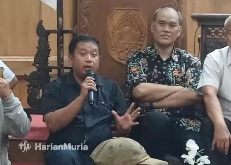 Bandang Sebut DPRD Pati Tak Antikritik dan Demonstrasi Asal di Jalur yang Tepat - Harianmuria Ketua Komisi D DPRD Kabupaten Pati, Teguh Bandang Waluyo (kiri), saat audiensi dengan massa demo di ruang rapat paripurna gedung dewan pada Kamis, 13 Agustus 2026. (dok for Harianmuria.com)