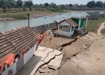 Bantaran Sungai Silugonggo Pati Ambles Imbas Air Menyusut, Warga Khawatir Merembet ke Permukiman - Harianmuria Bantaran Sungai Silugonggo Pati Ambles Imbas Air Menyusut, Warga Khawatir Merembet ke Permukiman