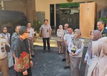 Barantin Perkuat Pengawasan Karantina di Bandara Juanda, Pastikan Layanan Cepat dan Tepat Waktu - Harianmuria Kepala Badan Karantina Indonesia (Barantin) Abdul Kadir Karding saat meninjau layanan karantina di Satuan Pelayanan (Satpel) Karantina Terminal Kargo Bandara Internasional Juanda, Surabaya, Minggu (9/8/2026). (Dok. Barantin)