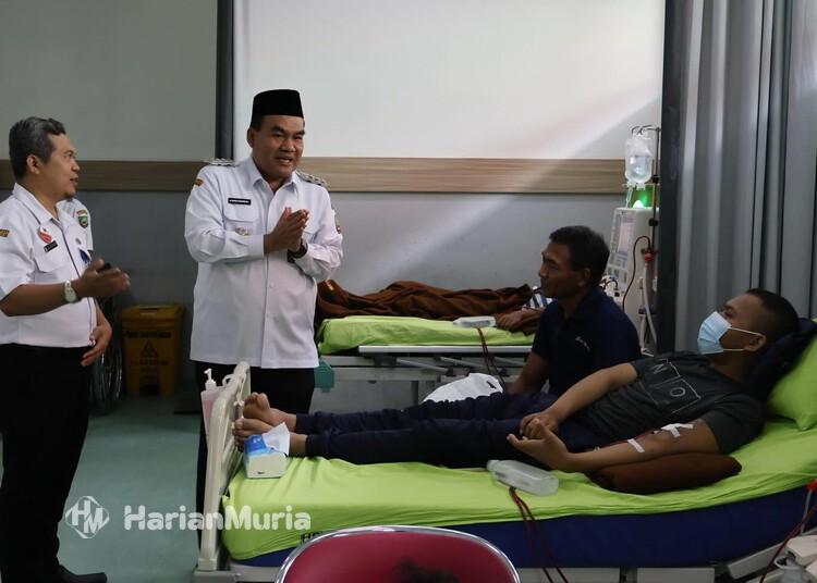 Terdampak Update DTSEN, Status 43.296 Peserta PBI JKN di Blora Nonaktif - Harianmuria Bupati Blora, Arief Rohman, menjenguk pasien di RSUD Blora. (Eko Wicaksono/Harianmuria.com)