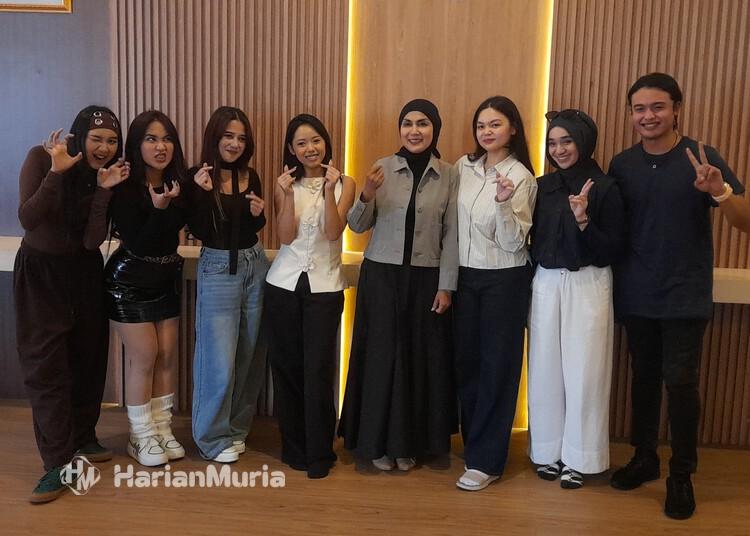 Kopi Liberika dan Sate Bumbon Khas Kendal Digandrungi Artis Ibu Kota - Harianmuria Bupati Kendal, Dyah Kartika Permanasari, berfoto bersama para artis event I Love RCTI saat jamuan di Rumah Dinas Bupati Kendal, Sabtu, 8 Agustus 2026. (Anik Kustiani/Harianmuria.com)