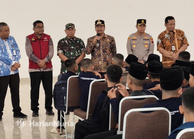 Tinjau Sekolah Rakyat, Bupati Rembang Buka Peluang Perluas Penerima Manfaat - Harianmuria Bupati Rembang, Harno, meninjau pelaksanaan kegiatan belajar di Sekolah Rakyat Terintegrasi yang berlokasi di Desa Kaliombo, Kecamatan Sulang, Selasa, 4 Agustus 2026. (Vicky Rio/Harianmuria.com)