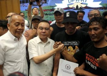 Wakil Ketua DPR RI Sufmi Dasco Ahmad dan Saan Mustopa menerima audiensi perwakilan Aliansi Masyarakat Pati Bersatu (AMPB) di kompleks parlemen, Jakarta, Kamis (27/8/2026). (Antara)