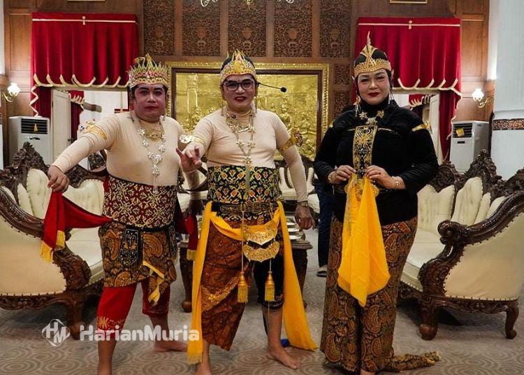 DPRD Pati Ikut Adu Peran di Pagelaran Seni Wayang Orang "Ampak-Ampak Ngalengko" - Harianmuria Ketua Komisi D DPRD Pati Teguh Bandang Waluyo (kiri), Plt Bupati Pati Risma Ardhi Chandra (tengah), dan Sekretaris Komisi D DPRD Pati Endah Sri Wahyuningati (kanan) mengenakan kostum peran seni wayang orang "Ampak-Ampak Ngalengko" pada Minggu, 9 Agustus 2026. (dok for Harianmuria.com)
