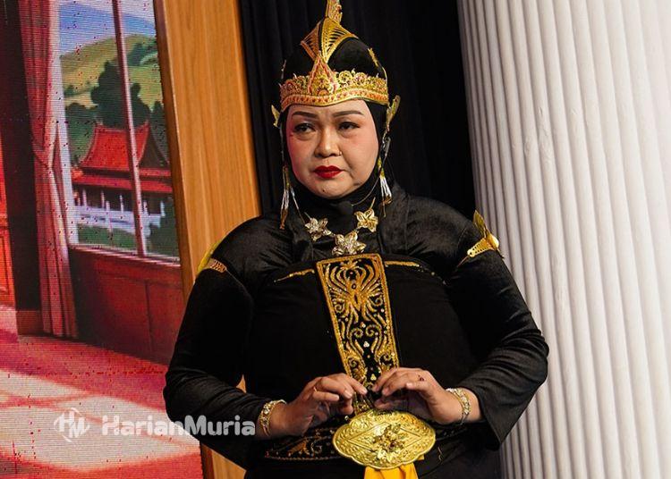 Dewan Pati Ajak Generasi Muda Jaga Budaya sebagai Warisan dan Identitas Daerah - Harianmuria Wakil Ketua Komisi D DPRD Kabupaten Pati, Endah Sri Wahyuningati, memerankan salah satu lakon pagelaran seni wayang orang "Ampak-Ampak Ngalengko" yang diselenggarakan untuk memperingati hari jadi ke-703 Pati pada Minggu, 9 Agustus 2026. (dok for Harianmuria.com)