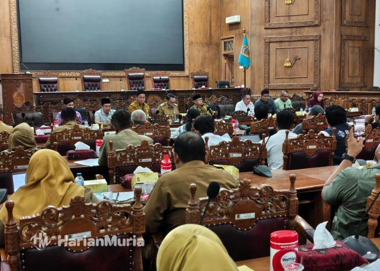 Dewan Pati Tekankan Koordinasi dan Data Jelas Soal Penyerapan Telur untuk MBG - Harianmuria Suasana audiensi DPRD Pati bersama asosiasi peternak di ruang rapat paripurna DPRD Kabupaten Pati pada Selasa, 18 Agustus 2026. (dok for Harianmuria.com)