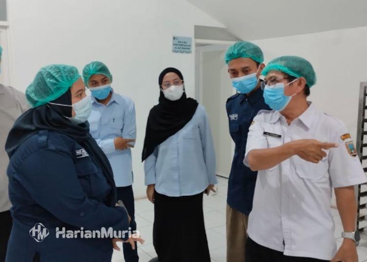 Dinkes Sorot Hygiene-Sanitasi SPPG Usai Investigasi Dugaan Diare Massal SMPN 5 Rembang - Harianmuria Tim Dinas Kesehatan Kabupaten Rembang saat mendatangi dapur MBG Mondoteko 3 usai kasus dugaan diare massal siswa SMP Negeri 5 Rembang, Rabu, 5 Agustus 2026. (Vicky Rio/Harianmuria.com)