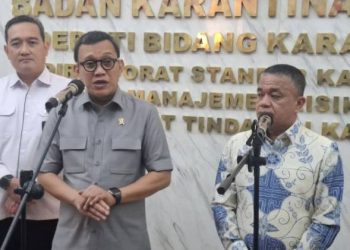 Dorong Ekspor Bawang Goreng Palu, Barantin Siap Carikan Buyer dari 6 Negara - Harianmuria Kepala Badan Karantina Indonesia (Barantin) Abdul Kadir Karding (kedua kiri) bersama Wali Kota Palu Hadianto Rasyid (kedua kanan) memberikan keterangan kepada pers usai penandatanganan nota kesepahaman di Kantor Barantin, Jakarta, Rabu (26/8/2026).