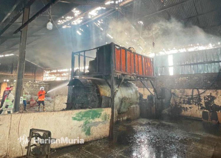 Gudang Pengolahan Bulu Ayam di Kaliori Rembang Terbakar, Kerugian Ditaksir Rp20 Juta - Harianmuria BPBD Kabupaten Rembang saat melakukan pemadaman dan pendinginan di gudang pengolahan bulu ayam yang terbakar di Dukuh Matalan, Desa Purworejo, Kecamatan Kaliori pada Jumat, 21 Agustus 2026. (dok for Harianmuria.com)