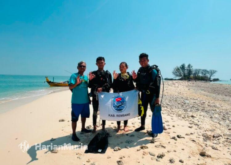HUT ke-81 RI, POSSI Rembang akan Kibarkan Merah Putih di Bawah Laut Pulau Gede - Harianmuria Empat penyelam POSSI Kabupaten Rembang bersiap mengibarkan Bendera Merah Putih di bawah laut perairan Pulau Gede dalam rangka memperingati HUT ke-81 Kemerdekaan RI. (dok for Harianmuria.com)