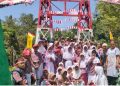 Jembatan Garuda Bainaa Barat Selesai, Siswa SD Terpencil Tak Lagi Seberangi Sungai untuk Sekolah - Harianmuria Para siswa SD Negeri Terpencil Bainaa Barat di Desa Bainaa Barat, Kecamatan Tinombo, Parigi Moutong (Parimo), Sulawesi Tengah berdiri di atas Jembatan Garuda yang selesai dibangun. (Istimewa)
