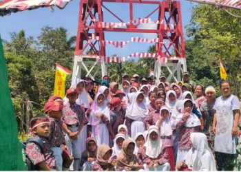 Para siswa SD Negeri Terpencil Bainaa Barat di Desa Bainaa Barat, Kecamatan Tinombo, Parigi Moutong (Parimo), Sulawesi Tengah berdiri di atas Jembatan Garuda yang selesai dibangun. (Istimewa)