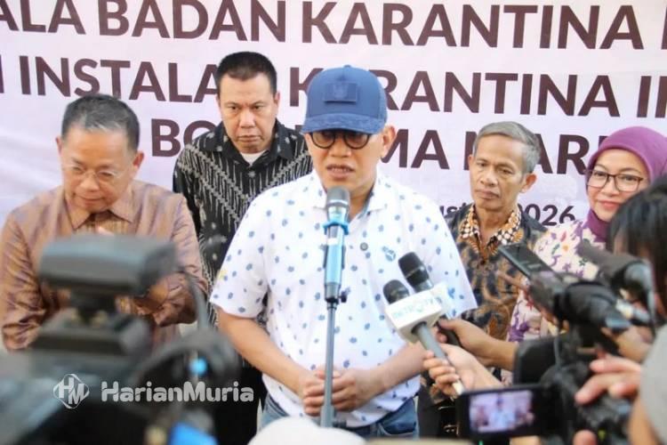 Karding Tinjau Karantina Ekspor Udang BOMAR Sulsel, Tembus 859,4 Ton Senilai Rp148,2 Miliar - Harianmuria Kepala Badan Karantina Indonesia (Barantin) Abdul Kadir Karding saat meninjau langsung pelayanan karantina di PT Bogatama Marinusa (PT BOMAR), salah satu eksportir udang nasional di Makassar, Sulawesi Selatan (Sulsel), Jumat (7/8/2026). (Dok. Barantin)
