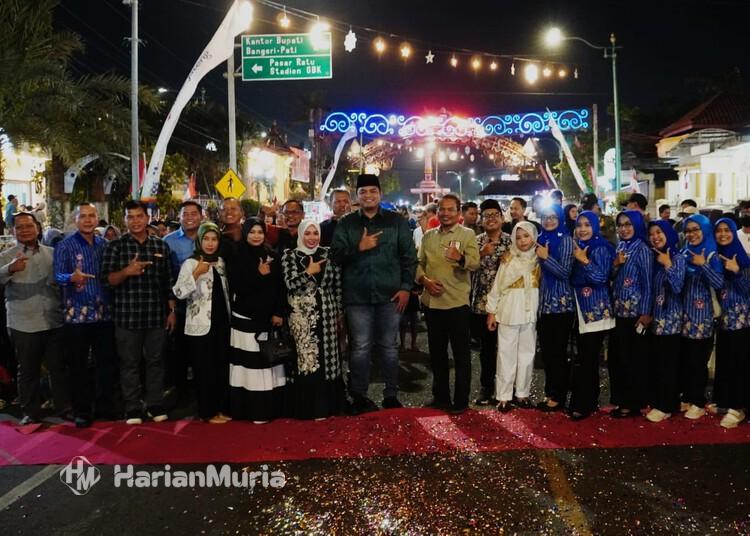 Digelar Perdana, Kartini Night Jepara Sedot Ribuan Pengunjung - Harianmuria Wakil Bupati Jepara Muhammad Ibnu Hajar berfoto bersama jajaran Forkopimda saat membuka Kartini Night Jepara di Jalan Kartini, Sabtu malam, 1 Agustus 2026. (Humas Pemkab Jepara/Kabarhariini.id)