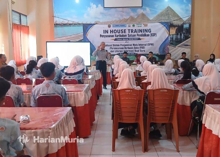 Kejari Respons Dugaan Pungli Pelaksanaan Vonis Kasus Penendangan Kucing di Blora - Harianmuria Suasana pelaksanaan vonis sanksi sosial terhadap Pujianto, terpidana kasus penendangan kucing, di Kabupaten Blora. (Eko Wicaksono/Harianmuria.com)