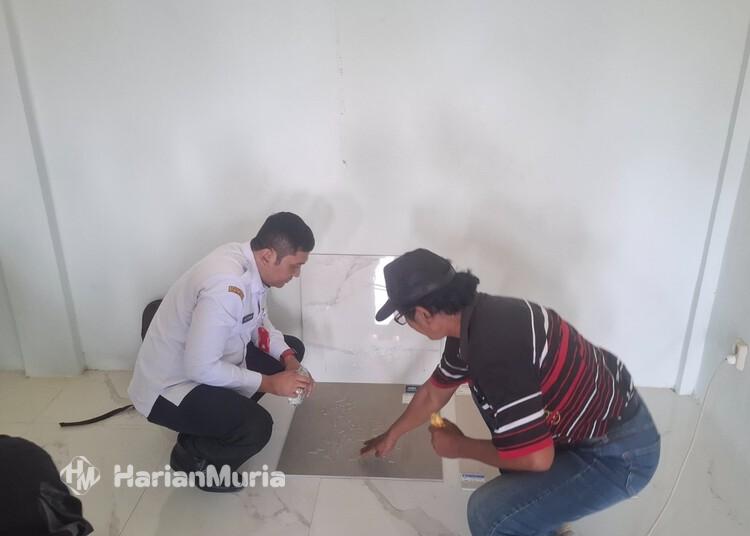 Dana Hibah Rp20 Miliar untuk RSNU Kendal Dikawal Ketat, Monev Digelar Tiap Pekan - Harianmuria Kepala Bakesbangpol Kendal, Alfebian Yulando (kiri), mengecek material keramik untuk lantai RSNU Kendal, Rabu, 12 Agustus 2026. (Anik Kustiani/Harianmuria.com)