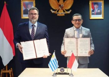 Kepala Barantin Abdul Kadir Karding bersama perwakilan dari Uruguay, menunjukkan MoU bidang SPS di Kantor Barantin, Jakarta, Kamis (20/8/2026).