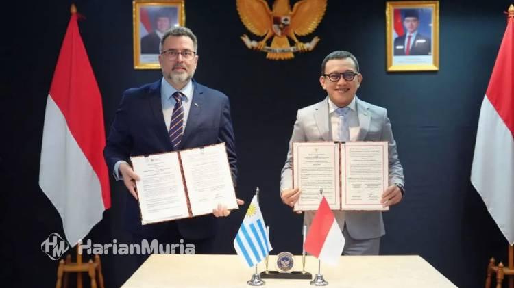 Kerja Sama Indonesia-Uruguay Buka Potensi Ekspor 27 Komoditas - Harianmuria Kepala Barantin Abdul Kadir Karding bersama perwakilan dari Uruguay, menunjukkan MoU bidang SPS di Kantor Barantin, Jakarta, Kamis (20/8/2026).