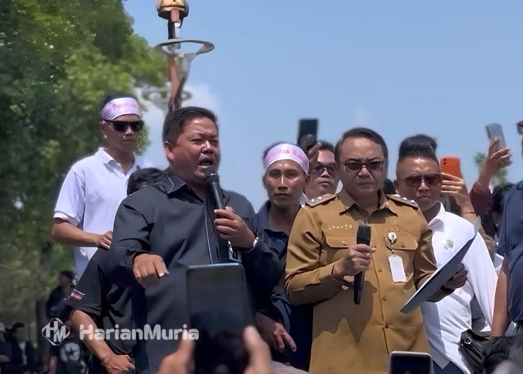 Ketua DPRD Pati Dukung Kebijakan Sektor Peternakan yang Memihak Rakyat - Harianmuria Ketua DPRD Kabupaten Pati, Ali Badrudin (kiri), bersama Plt Bupati Pati, Risma Ardhi Chandra (kanan), menemuia massa Asosiasi Peternak Unggas di depan Pendopo Kabupaten Pati, Senin, 10 Agustus 2026. (dok for Harianmuria.com)