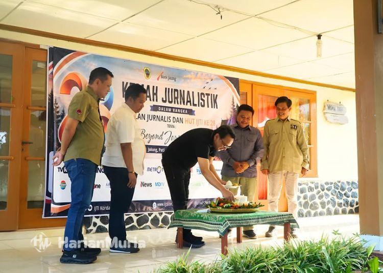 Komisi D DPRD Pati Dukung Pers Hasilkan Karya Jurnalistik yang Mengedukasi - Harianmuria Ketua Komisi D DPRD Kabupaten Pati, Teguh Bandang Waluyo (kedua kiri), menghadiri HUT ke-28 Ikatan Jurnalis Televisi Indonesia (IJTI) yang diselenggarakan IJTI korda Muria Raya pada Sabtu, 8 Agustus 2026. (dok for Harianmuria.com)