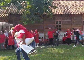 Lomba Gendong Istri di Grobogan Meriahkan Suasana Jelang HUT Ke-81 RI