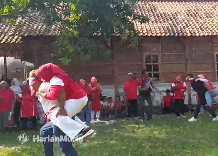 Lomba Gendong Istri di Grobogan Meriahkan Suasana Jelang HUT Ke-81 RI - Harianmuria Keseruan lomba gendong istri dalam rangkaian lomba menyambut HUT ke-81 Republik Indonesia di Kabupaten Grobogan pada Rabu, 6 Agustus 2026. (dok for Harianmuria.com)
