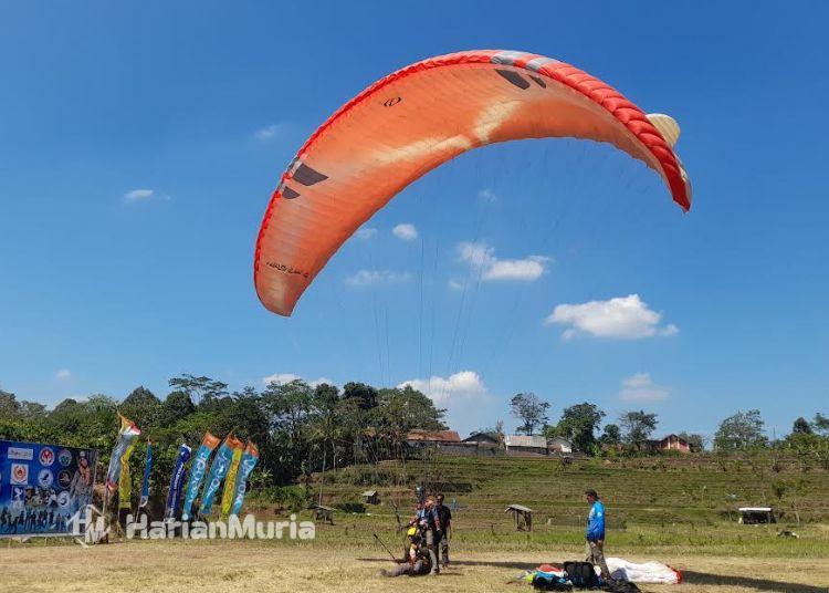 Lomba Paralayang Bertaraf Internasional Perdana Digelar di Kendal, Dukung Sport Tourism - Harianmuria Peserta Kejuaraan paralayang bertaraf internasional, Bupati Cup Kendal Paragliding Cross Country Championship (KPXC), yang berlangsung di kawasan obyek wisata Curug Sewu, Kecamatan Patean pada Kamis, 6 Agustus 2026. (Anik Kuatiani/Harianmuria.com)