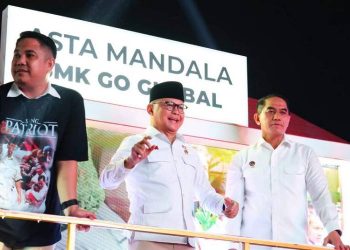 Menteri Pelindungan Pekerja Migran Indonesia (P2MI) Mukhtarudin (tengah) menghadiri Karnaval Bersatu Harmoni Nusantara di kawasan Monumen Nasional (Monas), Jakarta, Senin (17/8/2026) malam. (Dok. KP2MI)
