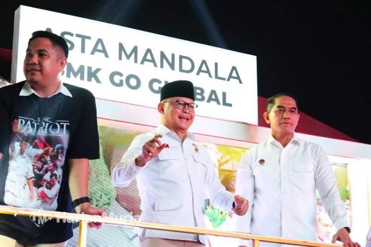 Menteri Mukhtarudin Apresiasi Antusiasme Masyarakat terhadap Program Prioritas Pemerintah di Karnaval Monas - Harianmuria Menteri Pelindungan Pekerja Migran Indonesia (P2MI) Mukhtarudin (tengah) menghadiri Karnaval Bersatu Harmoni Nusantara di kawasan Monumen Nasional (Monas), Jakarta, Senin (17/8/2026) malam. (Dok. KP2MI)