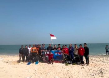 Merah Putih Berkibar di Bawah Laut Pulau Gede Rembang Semarakkan HUT ke-81 RI - Harianmuria Merah Putih Berkibar di Bawah Laut Pulau Gede Rembang Semarakkan HUT ke-81 RI