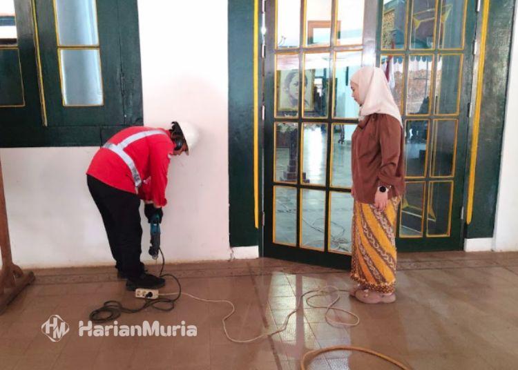 Museum RA Kartini Rembang Tutup Sementara untuk Fumigasi, Ini Penjelasannya - Harianmuria Petugas saat melakukan pengeboran sebelum proses fumigasi di Museum RA Kartini Rembang. (Vicky Rio/Harianmuria.com)