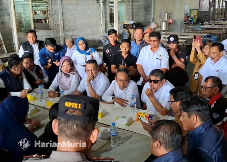 PHK Karyawan PT Victoria Apparel Semarang Cuma Dapat Pesangon 0,5 Kali - Harianmuria Suasana kerja di PT Victoria Apparel di kawasan industri Lamicitra, Kota Semarang, Jawa Tengah (Jateng), saat didatangi Penasihat Khusus Presiden Bidang Ketenagakerjaan dan Kesejahteraan Buruh, Said Iqbal pada Senin, 27 Juli 2026. (Rizky Syahrul/Harianmuria.com)