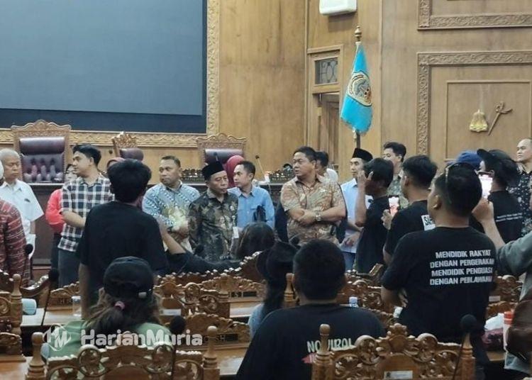 Pasca Demo 13 Agustus, DPRD Pati Ajak Warga Santun dan Tertib Sampaikan Aspirasi - Harianmuria Suasana massa demo bersama jajaran wakil rakyat di ruang rapat paripurna DPRD Pati pada Kamis, 13 Agustus 2026. (dok for Harianmuria.com)