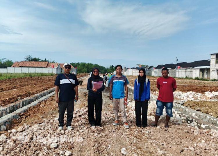 Peminat Rumah Subsidi di Blora Tinggi, Dinrumkimhub: Stok Sangat Terbatas - Harianmuria Pegawai Dinrumkimhub Blora meninjau lokasi pembangunan perumahan subsidi. (dok for Harianmuria.com)