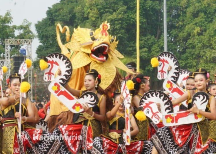Pentas Tari Kolosal 1.000 Penari, DPRD Pati Dukung Pelestarian Budaya Libatkan Generasi Muda - Harianmuria MENARI: Para pelajar menampilkan tarian tradisional di Alun-Alun Simpang Lima Kabupaten Pati pada Minggu, 23 Agustus 2026. (dok for Harianmuria.com)