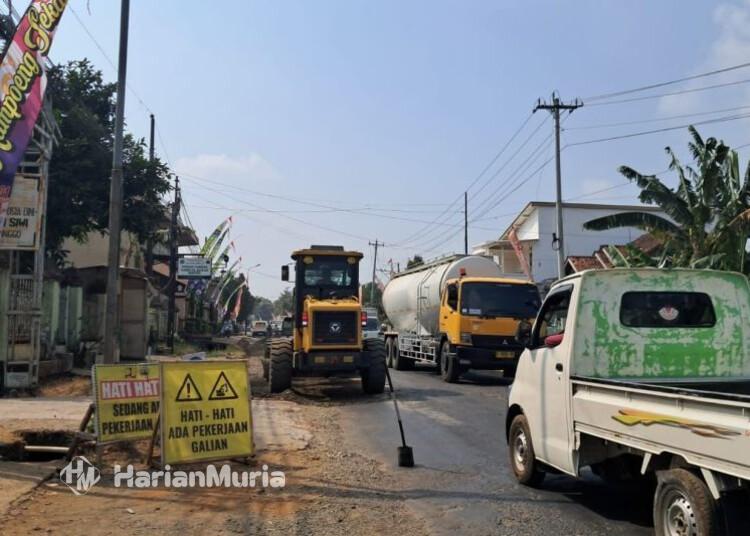 Perbaiki Jalan Jepara-Kelet, Pemprov Jateng Kucurkan Rp29 Miliar - Harianmuria Aktivitas pekerjaan perbaikan jalan provinsi di Desa Sekuel, Kecamatan Mlonggo, Kabupaten Jepara. (Antara/Harianmuria.com)