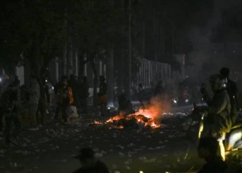 Polda Metro Inventarisasi Kerusakan Fasilitas Umum Pasca-Aksi, Pastikan Jakarta Kondusif - Harianmuria Massa membakar sampah di jalan saat mengelar aksi di depan kawasan Gedung DPR/MPR, Jakarta, Kamis (27/8/2026). (Antara)