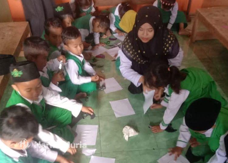 Potret Guru RA di Rembang, Tetap Semangat Mendidik Meski Honor Hanya Rp6.000 per Hari - Harianmuria MENGAJAR: Guru Raudhatul Athfal (RA) Tarbiyatul Athfal di Desa Gilis, Kecamatan Sarang, Kabupaten Rembang mendampingi siswa belajar. (Vicky Rio/Harianmuria.com)