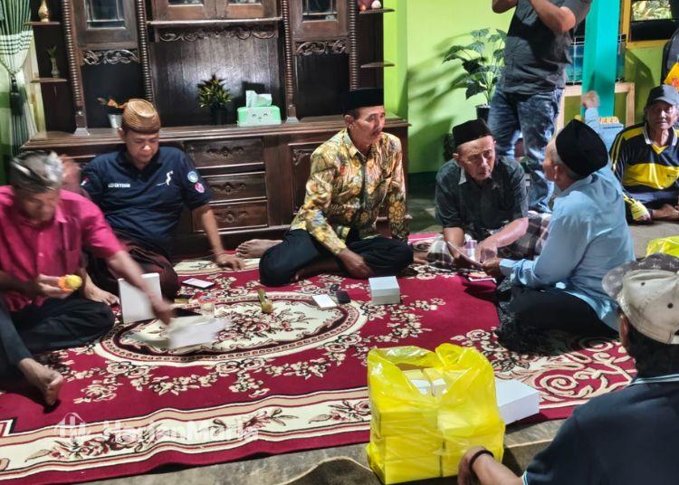 Reses di Desa Sidomukti, DPRD Pati Serap Usulan Perbaikan Jalan - Harianmuria Anggota DPRD Pati, Karwito (pakai baju batik), berdialog dengan warga dalam kegiatan reses di Desa Sidomukti, Kecamatan Margoyoso pada Selasa, 4 Agustus 2026. (dook for Harianmuria.com)