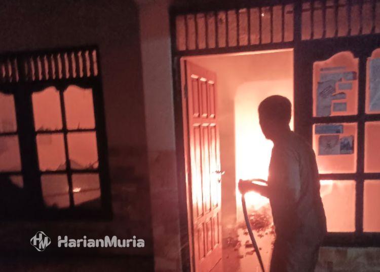 Rumahnya Terbakar, Lansia Warga Ngrandu Rembang Ditemukan Meninggal - Harianmuria Seorang petugas memadamkan api yang membakar rumah warga Dukuh Ngrandu, Desa Pulo, Kecamatan Rembang, Kabupaten Rembang terbakar pada Rabu, 19 Agustus 2026 tengah malam. (dok for Harianmuria.com)