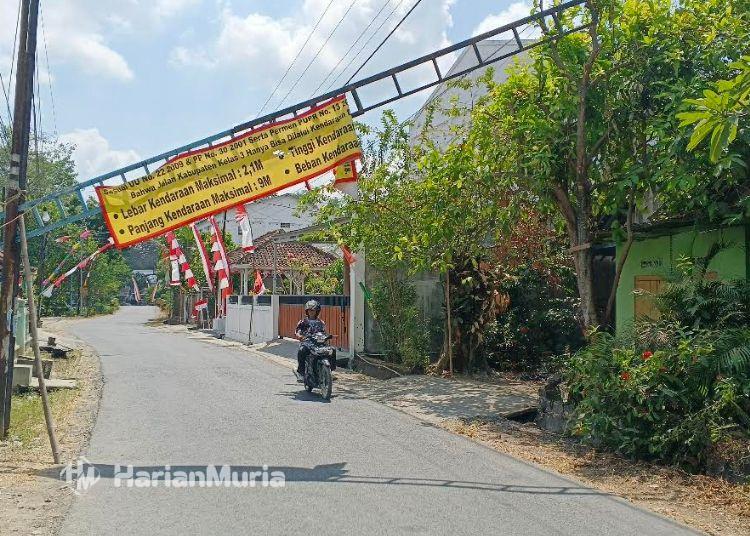Sempat Didemo, Perbaikan Jalan Sambong–Ledok Blora Akhirnya Dapat Jatah Rp500 Juta - Harianmuria POTRET: Pemasangan portal di Desa Ledok Kecamatan Sambong, Kabupaten Blora sebagai bentuk pembatasan akses kendaraan Pertamina. (Eko Wicaksono/Harianmuria.com)